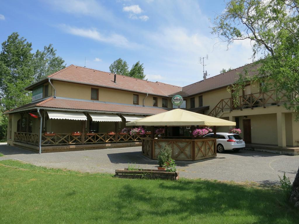 Guest House Meat Heads Pub Komárno Buitenkant foto